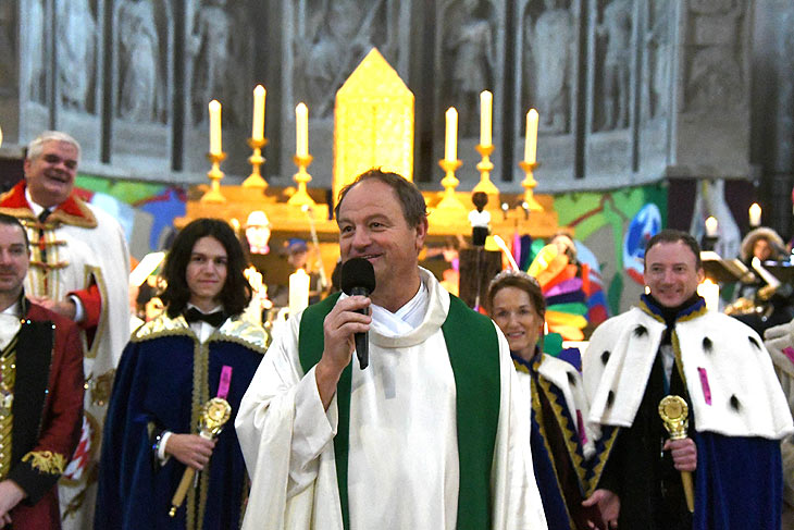 Die Schunkelmesse wurde von Stadtpfarrer Rainer Maria Schießler abgehalten (Foto: Ingrud Grossmann)